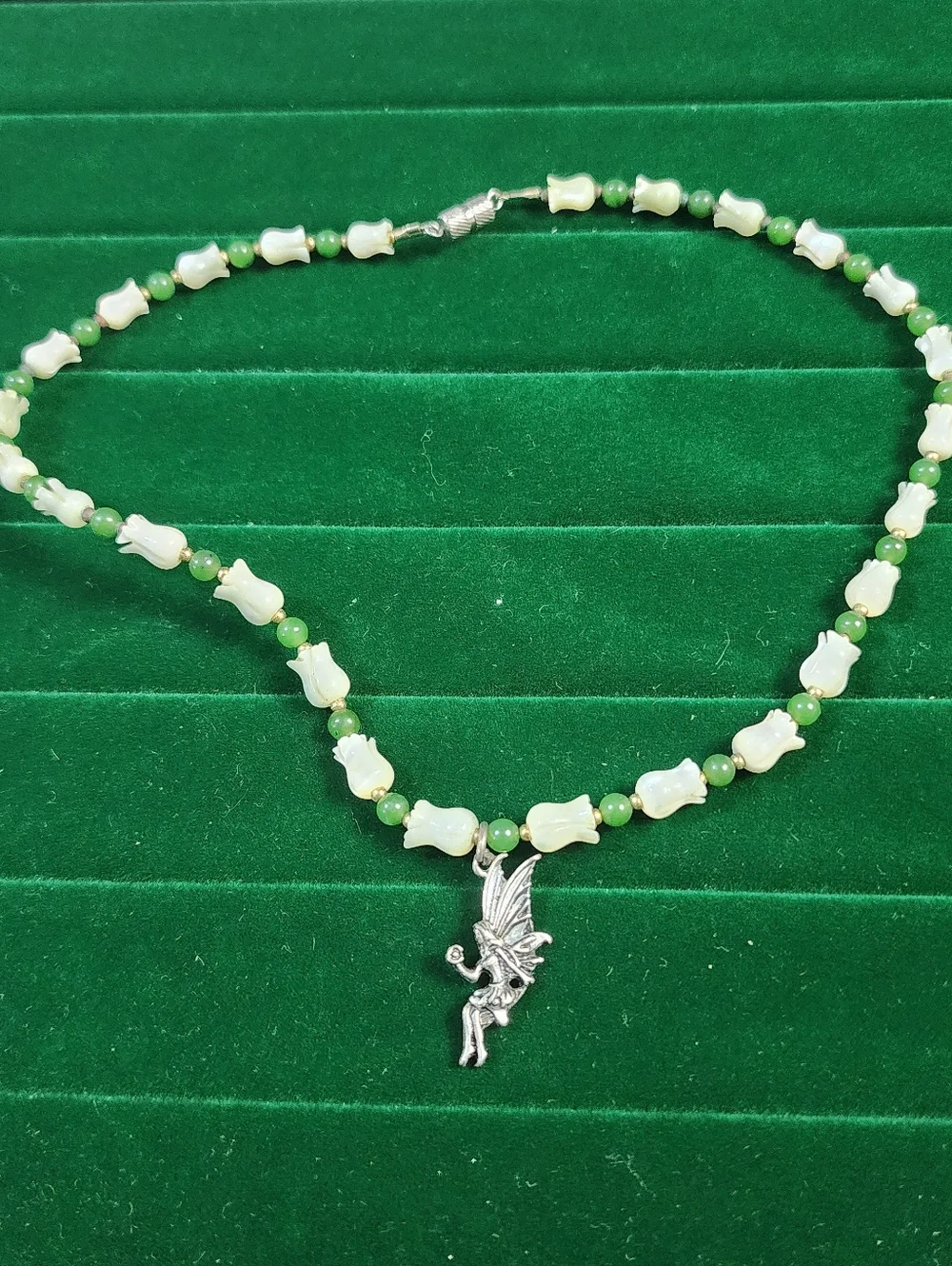 Vintage 1970s Lucite & Jade Beaded Necklace Fairy Pendant Green White Retro - Picture 10 of 10